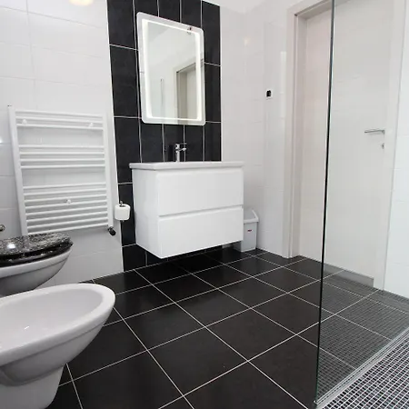 Holiday home Einzigartige Direkt In Mit Privatpool, Grillbereich, Privatparkplatz, Wifi