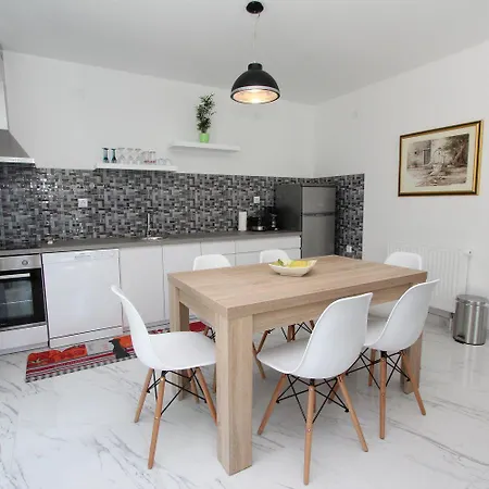 Holiday home Einzigartige Direkt In Mit Privatpool, Grillbereich, Privatparkplatz, Wifi