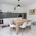 Holiday home Einzigartige Direkt In Mit Privatpool, Grillbereich, Privatparkplatz, Wifi
